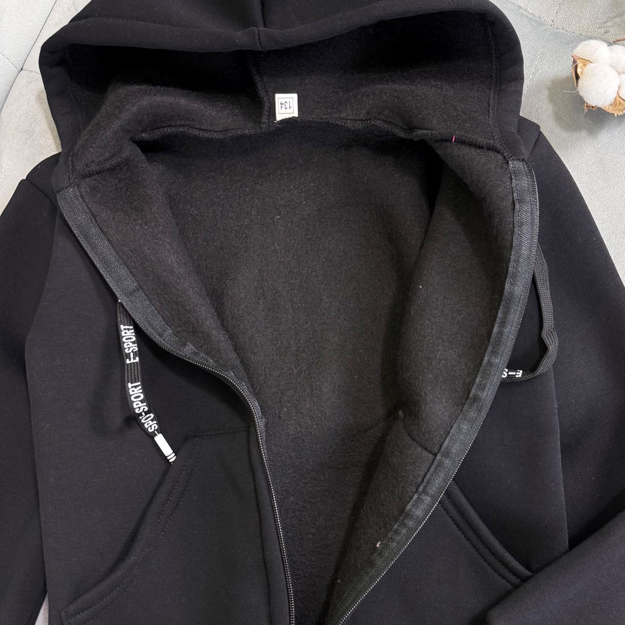 Кофта чорна тепла на замочку